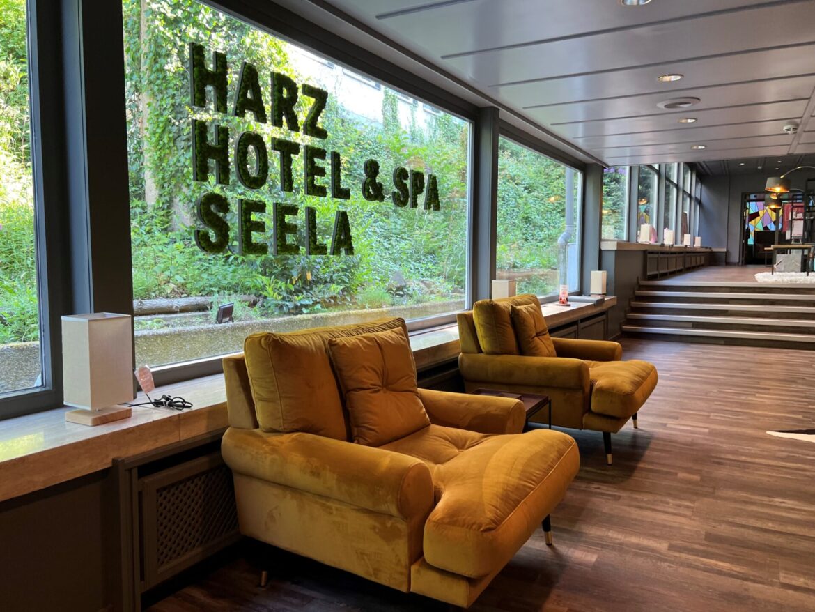 Die geschmackvoll eingerichteten Zimmer des Harz Hotel & Spa Seela bieten moderne Annehmlichkeiten und garantieren eine ungestörte Nachtruhe.