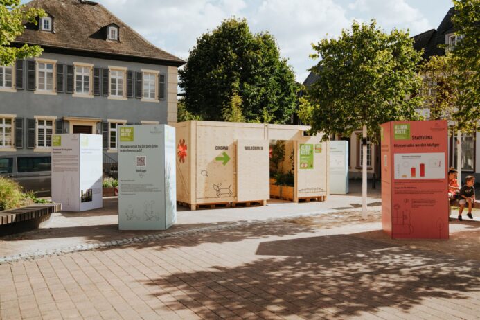 Die Klima-Kiste auf demm Marktplatz in Geisenheim bietet an heißen Tagen Erfrischung und Entspannung.