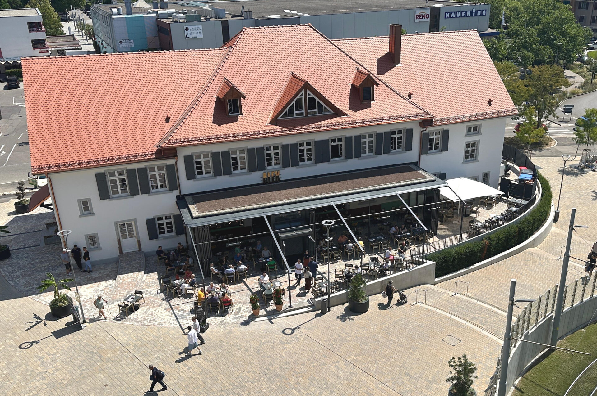 Blick von oben auf das ALEX-Restaurant in Weil am Rhein, das seine Besucher 7 Tag in der Woche kulinarisch verwöhnt.