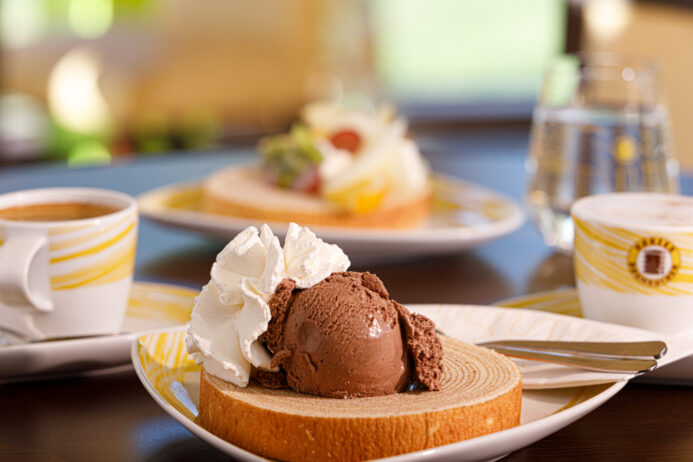 Nur zu empfehlen: hausgemachter Baumkuchen mit Eis im Harzer Baumkuchenhaus Wernigerode. 