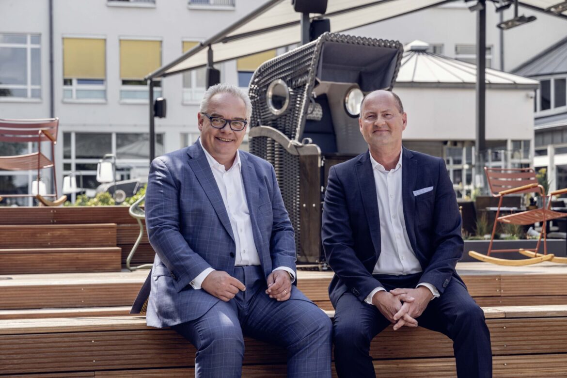 Jörg T. Böckeler (CEO Dorint Gruppe) und Frank Schönherr (General Manager Dorint Hotel Bonn) in der neuen „River Lounge“ des Dorint Hotel Bonn, Bild Stephan Pick