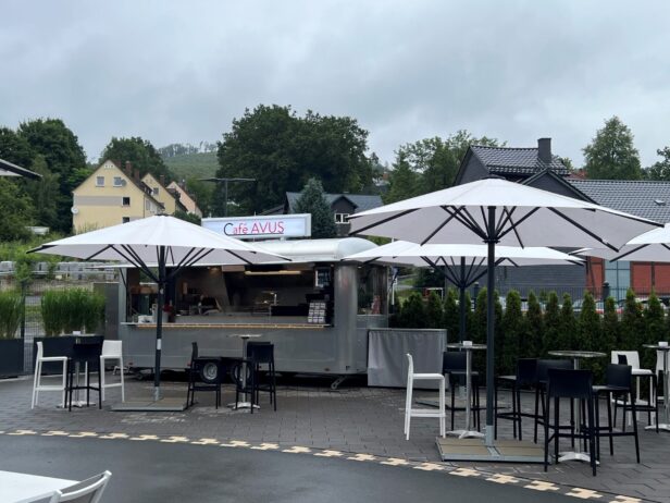 IIm Café Avus können Besucher des Nationalen Automuseum The Loh Collection in Diethölztal eine Auszeit nehmen und entspannen.