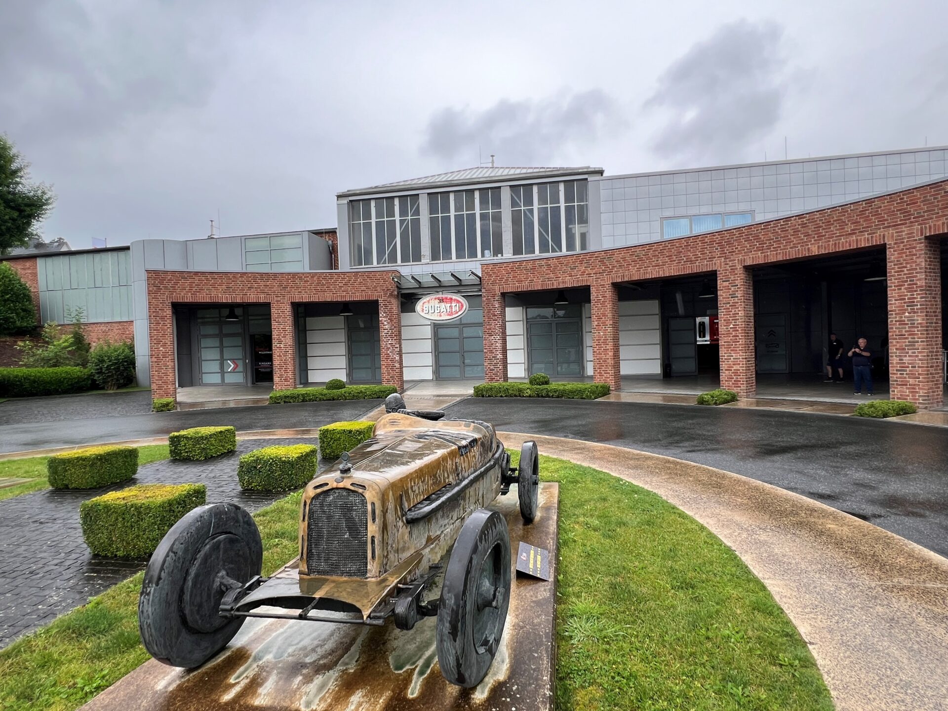 Die Ausstellung wird in einem historischen Industriegebäude, das modern und dennoch authentisch umgebaut wurde, gezeigt.