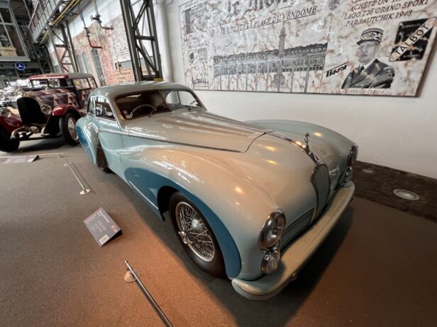 Sammlung von einzigartigen historischen Fahrzeugen im  Loh Automuseum.