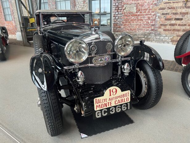 Einzigartige Sammlung von historischen Fahrzeugen im  Loh Automuseum.