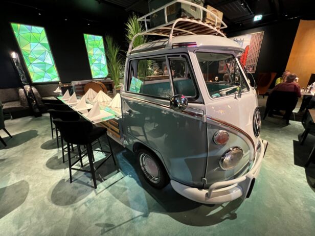 Ein besonderer Akzent setzt der VW-Bus im Restaurant „New York New York New York“ im Nationalen Automuseum.