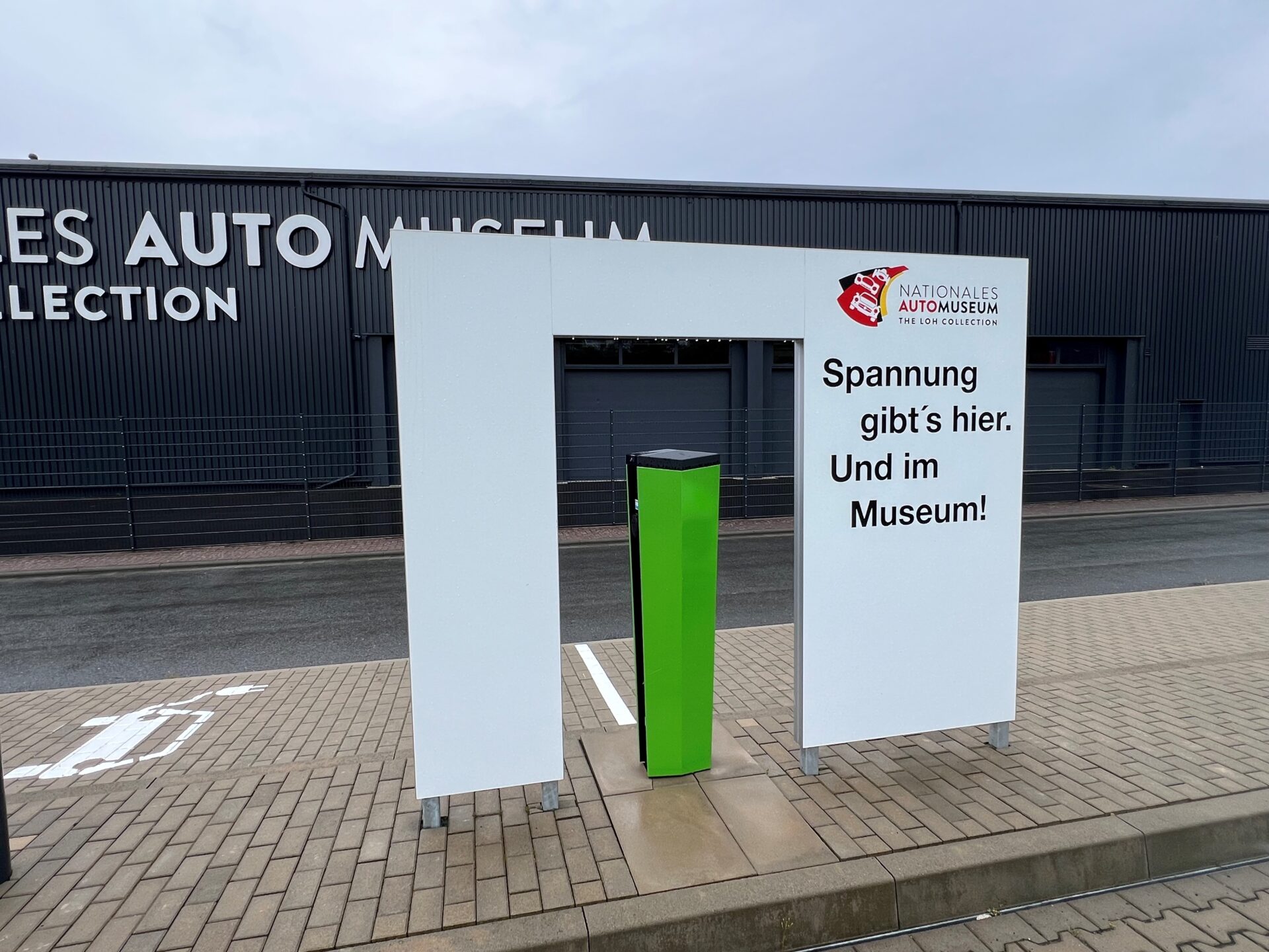 Auf dem Ausstellungsgelände stehen hinreichende Parkplätze mit 2 Elektrotankstellen zur Verfügung. 