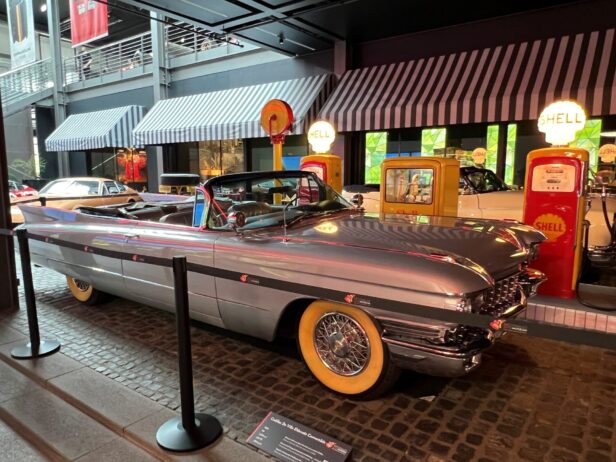 Nachbau einer Tankstelle aus den 1960er Jahren im Automuseum The Loh Collection