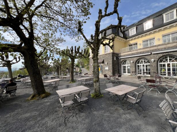 Der Biergarten Grandhotel Petersberg mit Platanen, die Sommer Schatten bieten.