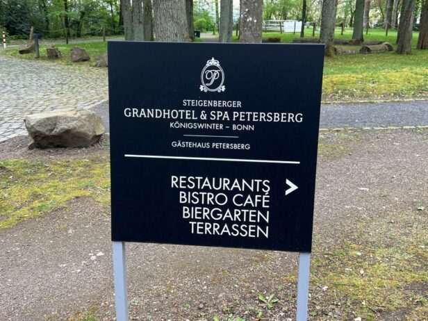 Wegweiser zum Grandhotel & Spa Petersberg im Siebengeborge bei Bonn.