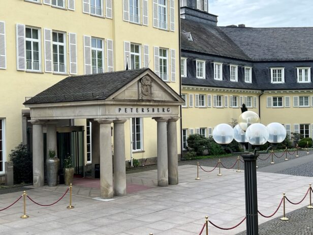 Außenansicht des historischen Grandhotel & Spa Petersberg.