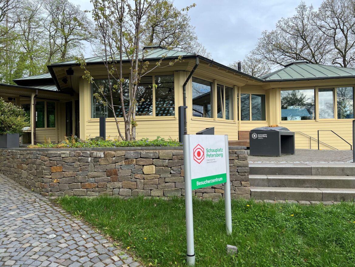 Der Petersberg bietet für jeden etwas – von Geschichtsinteressierten über Naturliebhaber bis hin zu Erholungssuchenden. Außenansicht Ausstellung Schauplatz Petersberg.