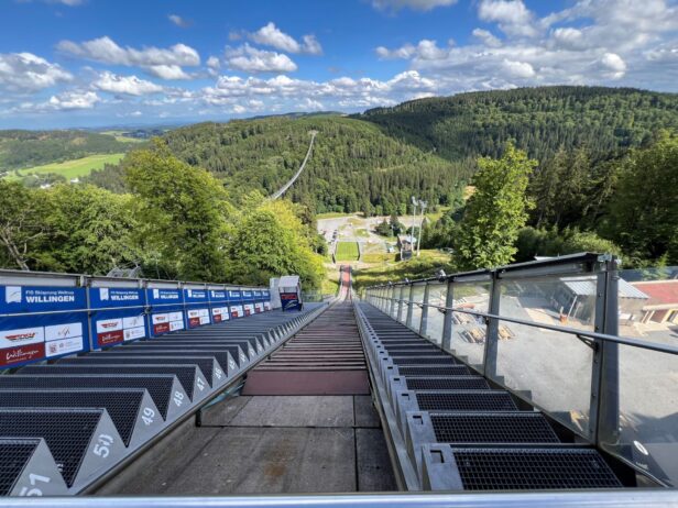 Blick von Mühlenkopfschanze ins Tal. Links davon der Skywalk Willingen.