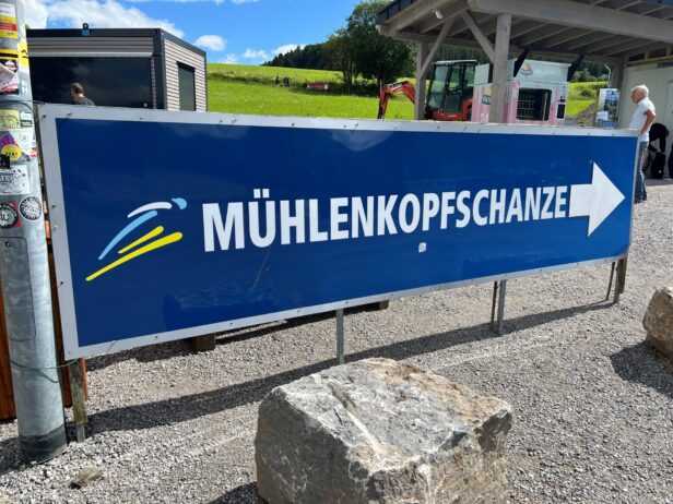 Hinweisschild Mühlenkopfschanze in Willingen.