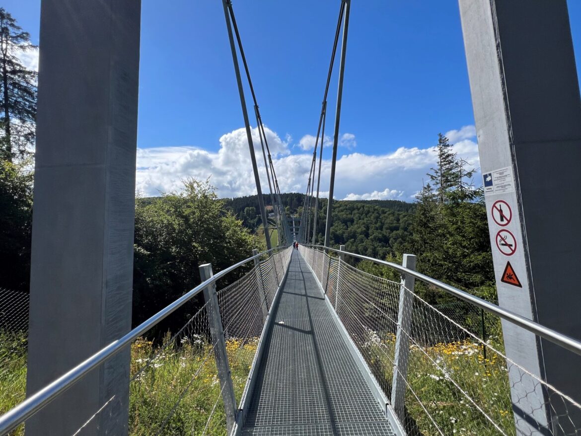 Der Skywalk Willingen ist eine beeindruckende Fußgängerhängebrücke, die sich im Herzen des Sauerlands in Deutschland befindet.