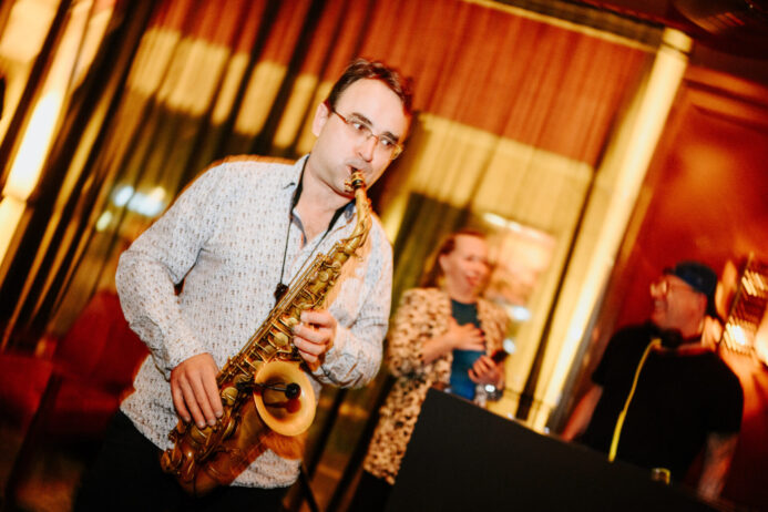 Die LANG BAR im Waldorf Astoria Berlin bietet neben erstklassigen und herausragenden Getränken auch live-Musik. Bild:  newpic photography toni kretschmer 