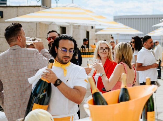 Die Rooftop-Bar im Hotel Waldorf Astoria verwögnt seine Gäste mit edlen Tropfen. Bild: newpic photography toni kretschmer