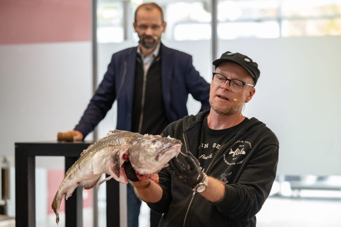 Zum Ersten, zum Zweiten – zum Dritten! Bei der Fischauktion auf der FISCH&FEINES kann auf Nordseefisch geboten werden Bild: M3B GmbH/Jan Rathke