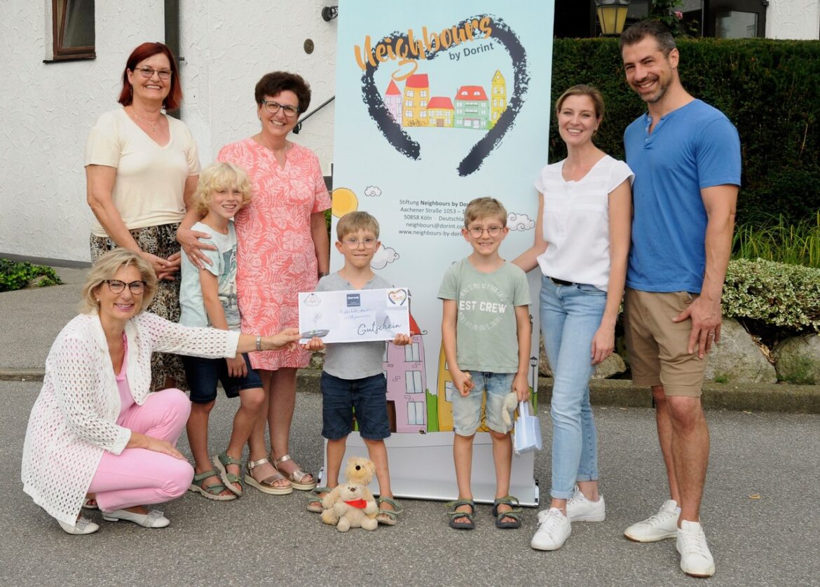 Empfang vor dem Hotel (v.l.n.r.): Dagmar Lennartz (Direktorin Dorint Sporthotel Garmisch-Partenkirchen), Anja Böhm (Hospiz im Pfaffenwinkel), Helga Haberstock (Familienbegleiterin), Yvonne und Hans Weiß sowie (vorn von links) Leonhard, Lucas und Marius. Bild: Dorint