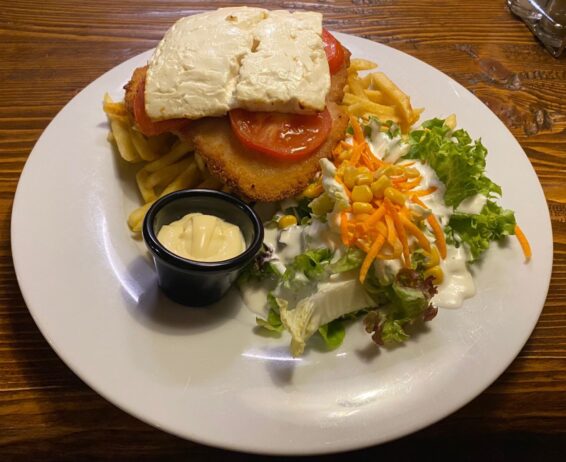 Schwarzes Schaf Siegen: das überbackene Hausschnitzel mit Ziegenkäse.