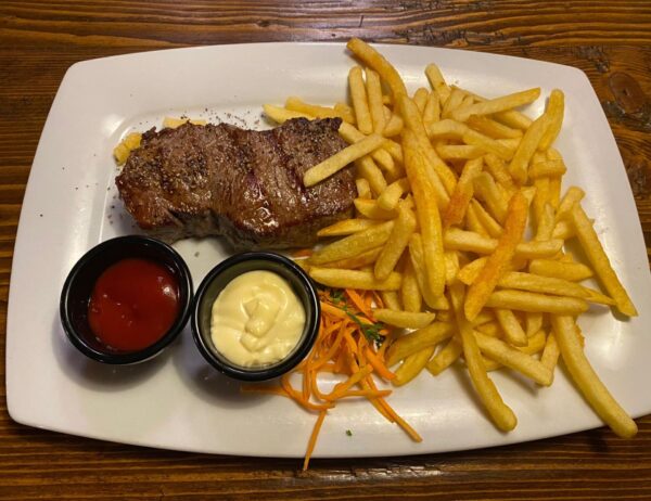 Steak, medium gebraten, mit Pommes und Salat im Restaurant Schwarzes Schaf Siegen.