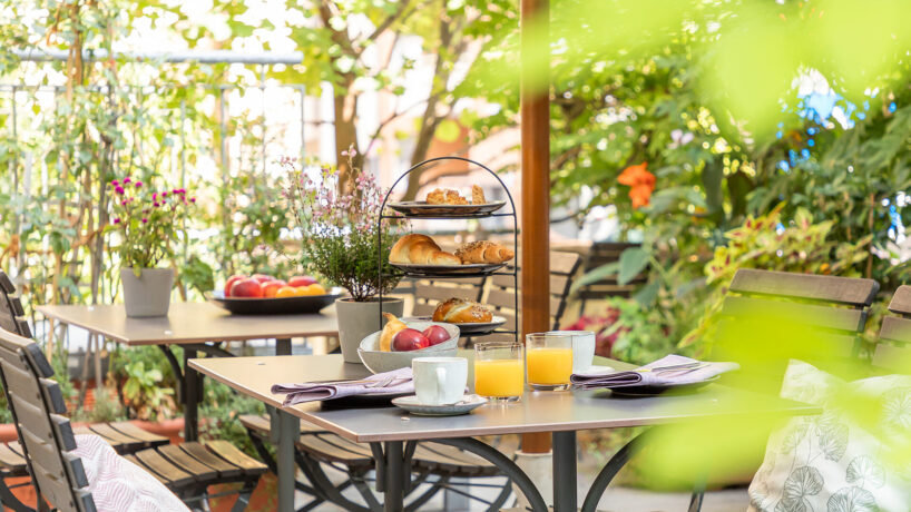 Bio-Frühtsück im Grünen in Hotel Villa Orange