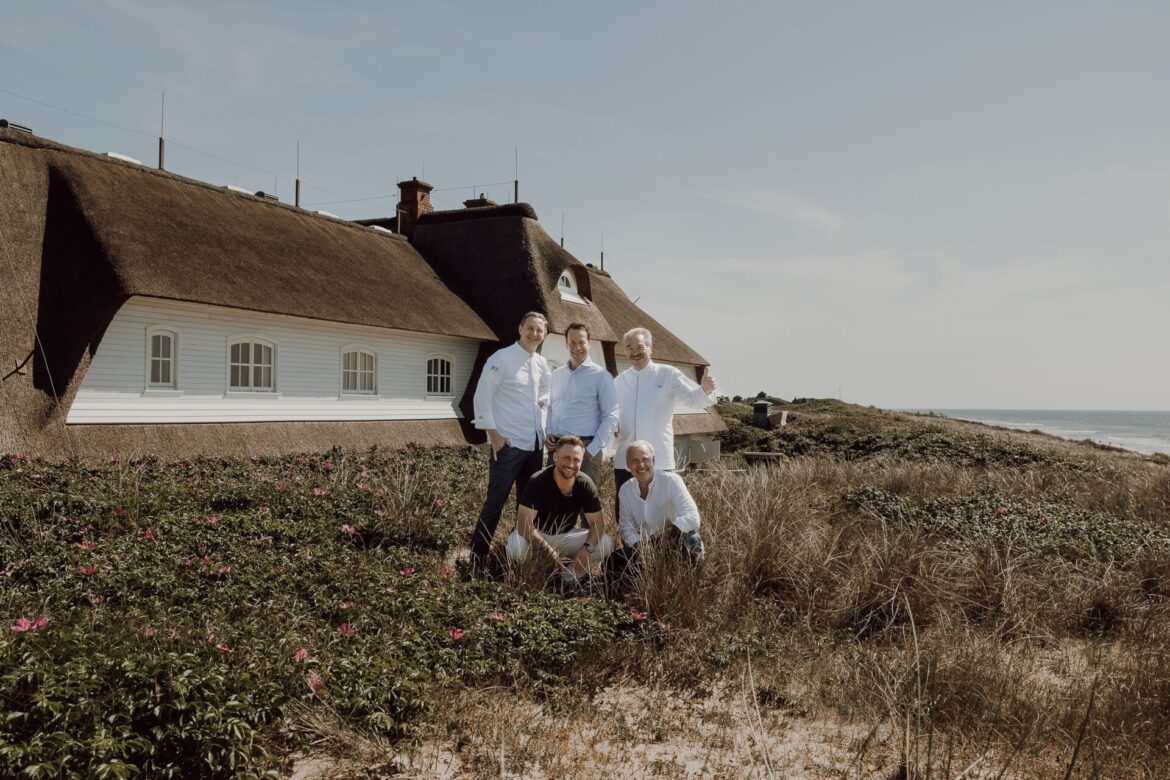 So fantastisch schmeckt Sylt: Jan-Philipp Berner, Christian Siegling, Jörg Müller (hintere Reihe von links), Jan Nissen-Hünding und Holger Bodendorf zeigen die kulinarische Vielfalt der Insel. © Island Food Festival by Holger Bodendorf & Friends