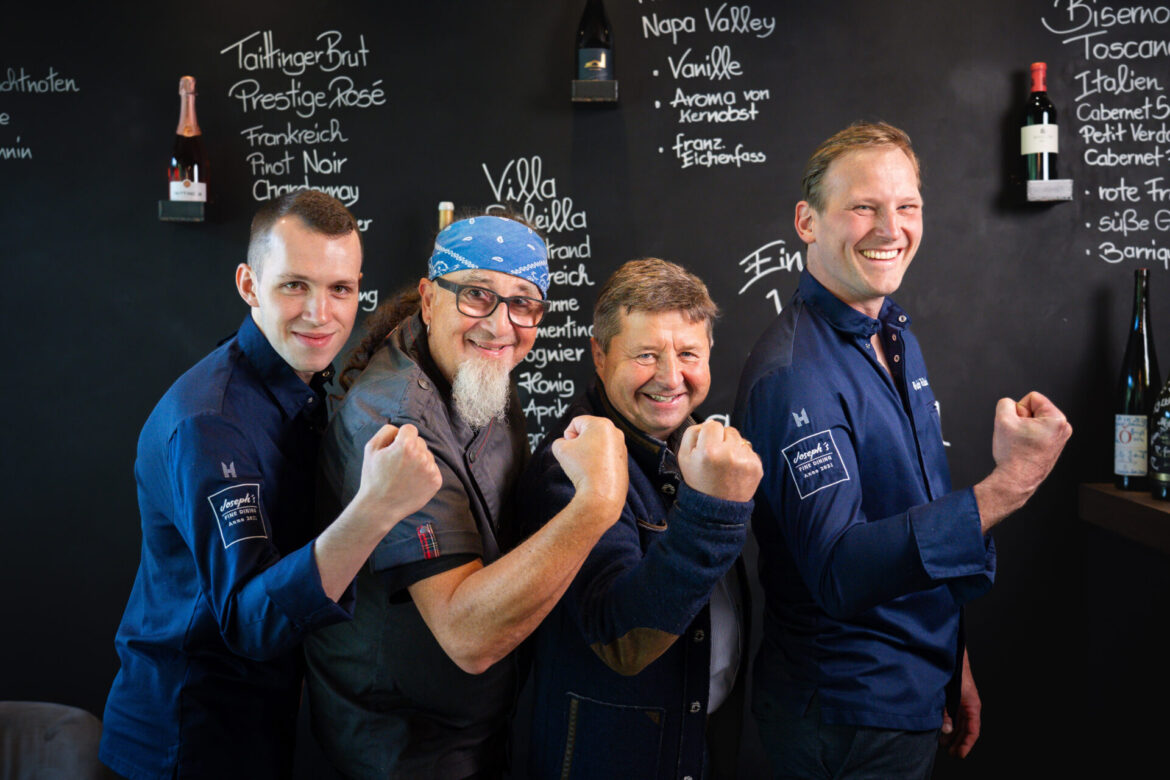 Die Küchenbrigade vom Romantischen Winkel mit Chefkoch Ralph Hollokoi, Junior Souschef Jonas Paul und Starkoch Stefan Marquard, Mitbegründer der „Jungen Wilden“ in Deutschland. Quelle: Romatischer Winkel