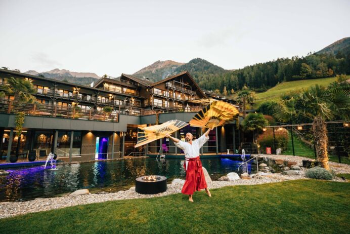 „Schwitzen next level“: Bei diesen einzigartigen Aufgüssen im Südtiroler Andreus Resort wird der Saunagang zur heißen Show. Bild: Benjamin Pfitscher