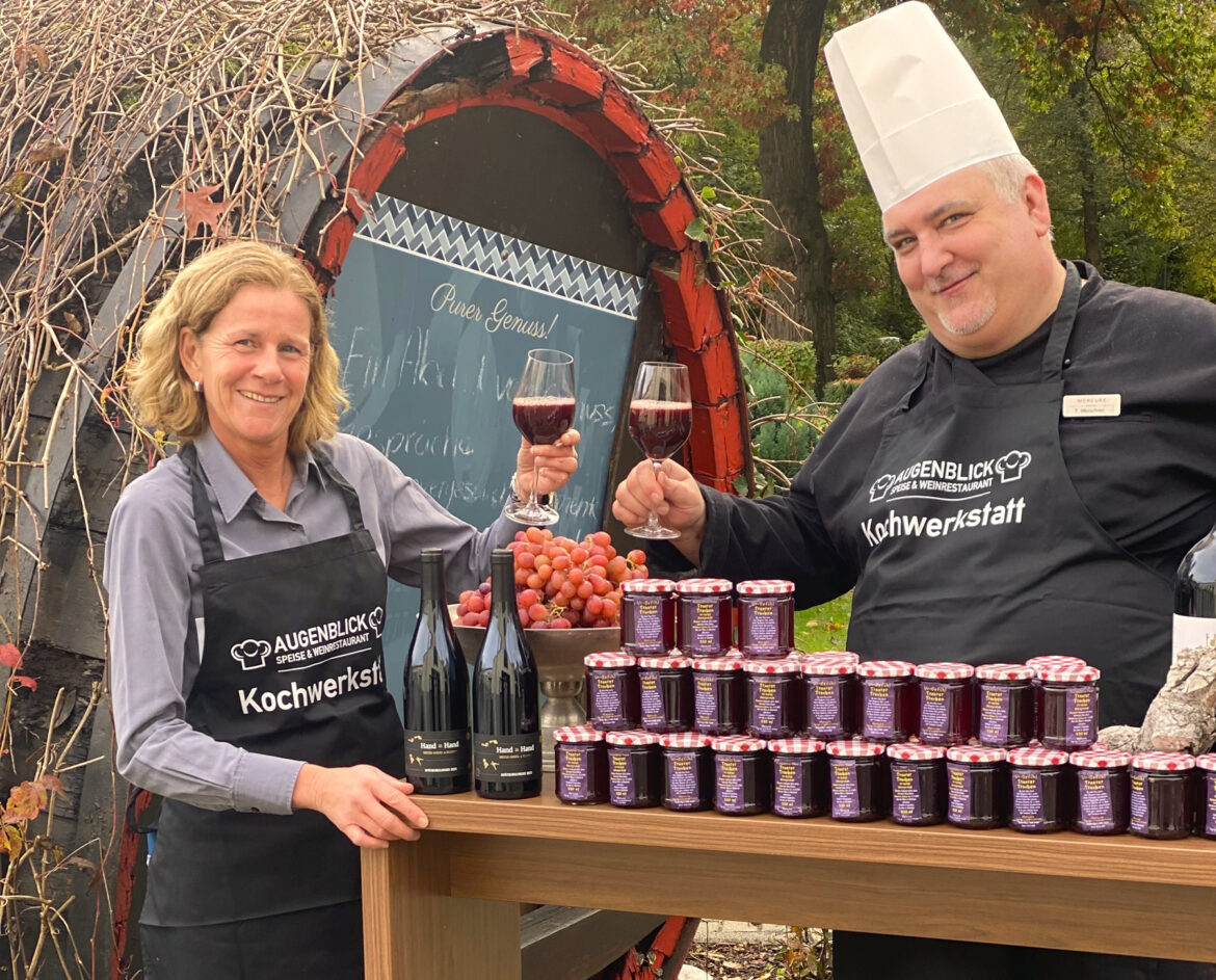 Sie freuten sich über die Weinlese im Sonnenschein (v.l.): Küchenchef Thomas Meischner, Sommelière Martina Hocke, Silbermundschenk Constanze Pellen und Hausdame Nicole Katsadorous. Bild: Mercure Tagungs- & Landhotel Krefeld