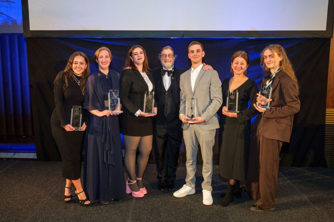 - Frauen-Power beim AzubiHelden-Award 2024: (v.r.n.l.) Marlene Penkert (Dorint Hotel am Heumarkt Köln), Irina Riegel (Dorint Hotel Hamburg Eppendorf), Arved Bo Jensen (Dorint Strandresort & Spa Westerland/Sylt), Simone Weber (Hotel Nassauer Hof Wiesbaden), Mandy Haak (Dorint Hotel Hamburg-Eppendorf), Elena Gonzales (Essential by Dorint Stuttgart/Airport).